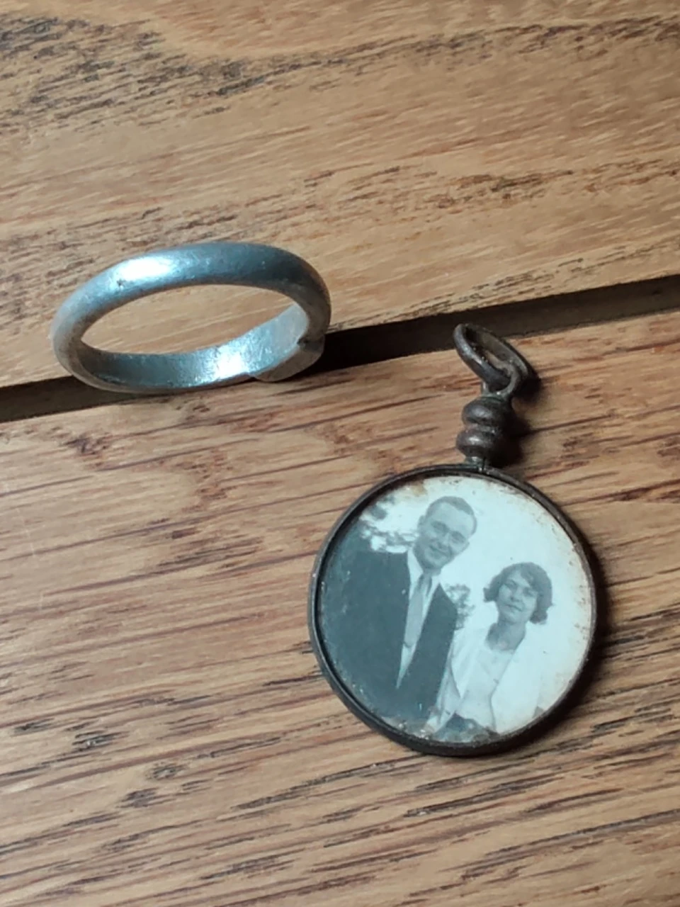 Oude soldatenhanger + aluminium ring – photo 2